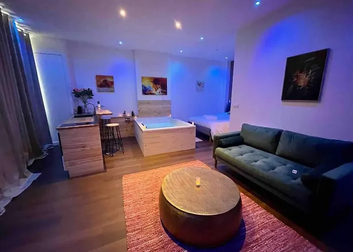 Colline, La Suite Cinema Spa Privee